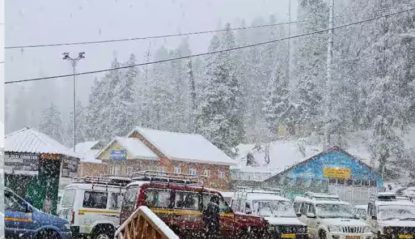 Jammu-Srinagar highway closed due to heavy snowfall; Vehicles stranded