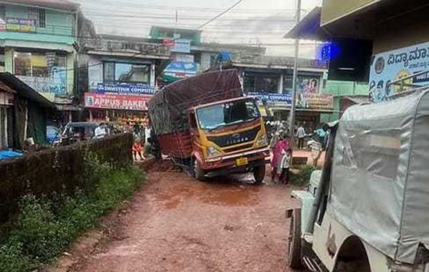 ಸುಳ್ಯ: ಕೆಸರು ಮಣ್ಣಿನಲ್ಲಿ ಹೂತು ಲಾರಿ