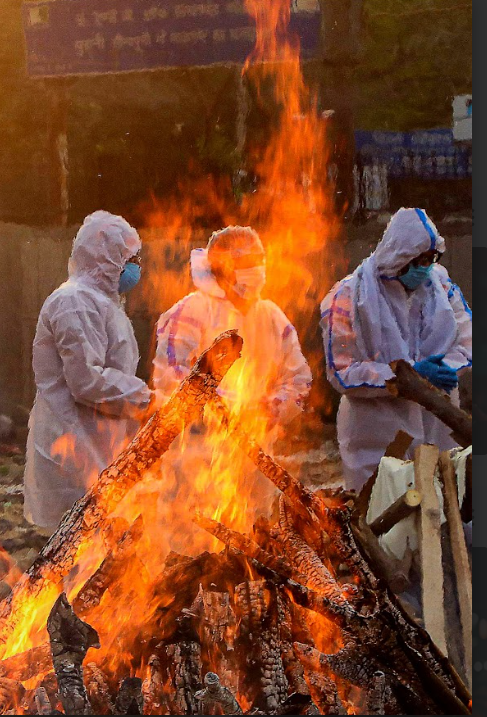 Healthcare workers during Covid performing final Rites (Credit: Rajiv Arora)